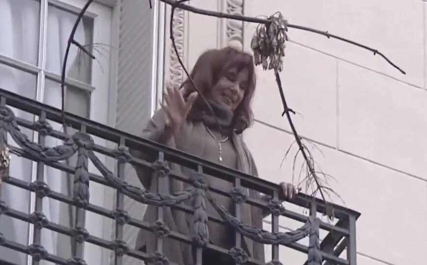 Cristina Kirchner salió esta tarde al balcón y enfervorizó a la militancia con una frase | Saludó y agradeció a sus seguidores y arengó a entonar cánticos