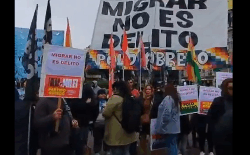 Una protesta contra el DNU que le quitó derechos a los migrantes | Organizaciones sociales se manifestaron en el Obelisco