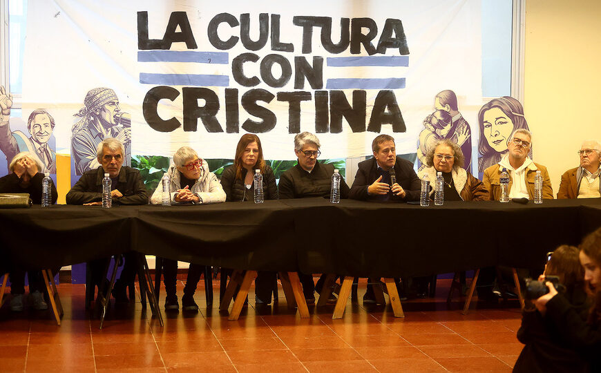 El apoyo de la cultura a Cristina: “Estamos con ella por compromiso político, además del amor” | Artistas e intelectuales debatieron en la UBA y luego fueron en caravana hasta el departamento de San José