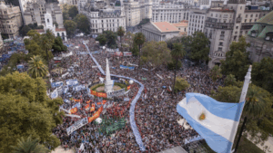 La Plaza de Mayo y la relación con…