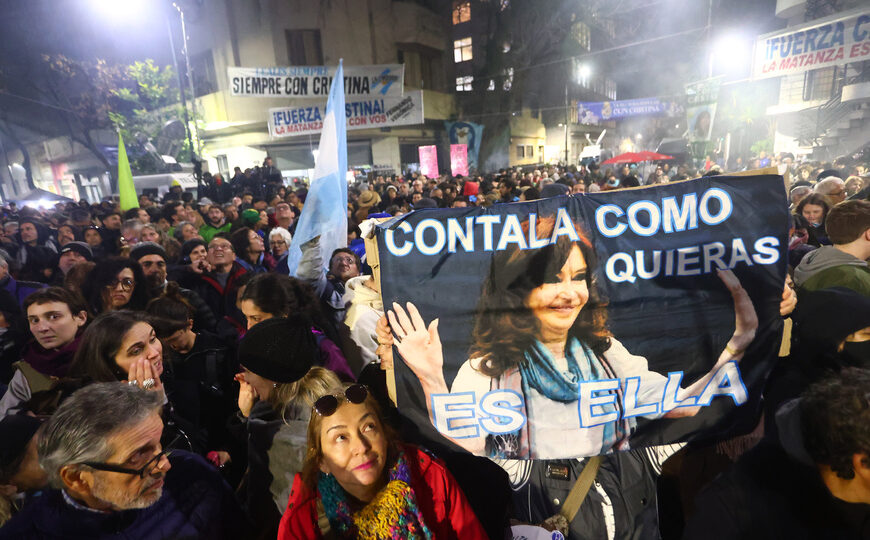 Sin baile en el balcón, pero con el calor humano intacto | Cómo recibió la militancia la confirmación de la domiciliaria de Cristina Kirchner