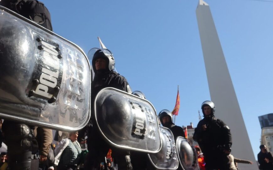 La Policía de la Ciudad avanza sobre los manifestantes que se acercan a Plaza de Mayo