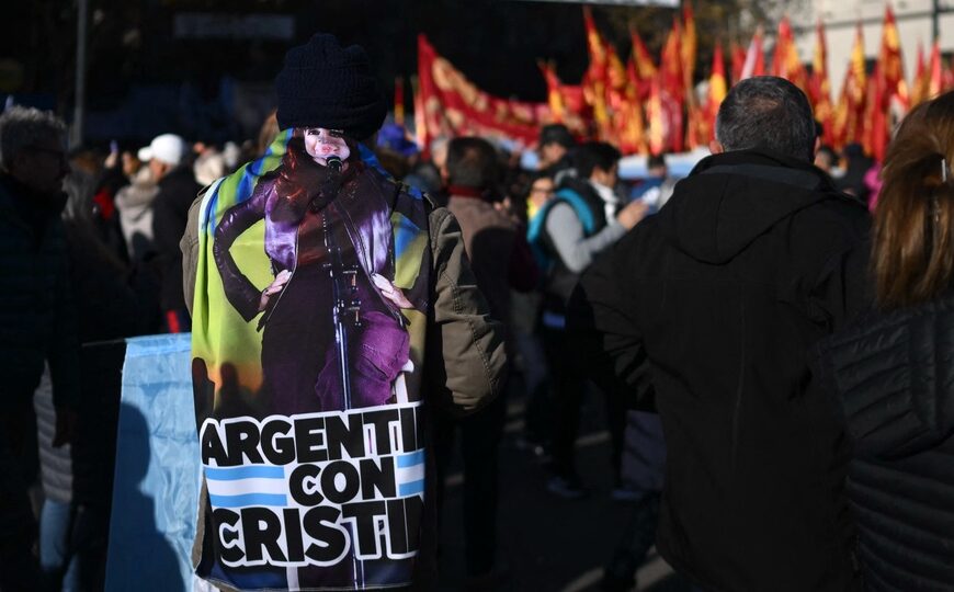 La izquierda movilizó a Plaza de Mayo y Congreso para denunciar “el ataque a las libertades democráticas” | El FITU se manifestó contra el fallo que proscribe a Cristina Kirchner