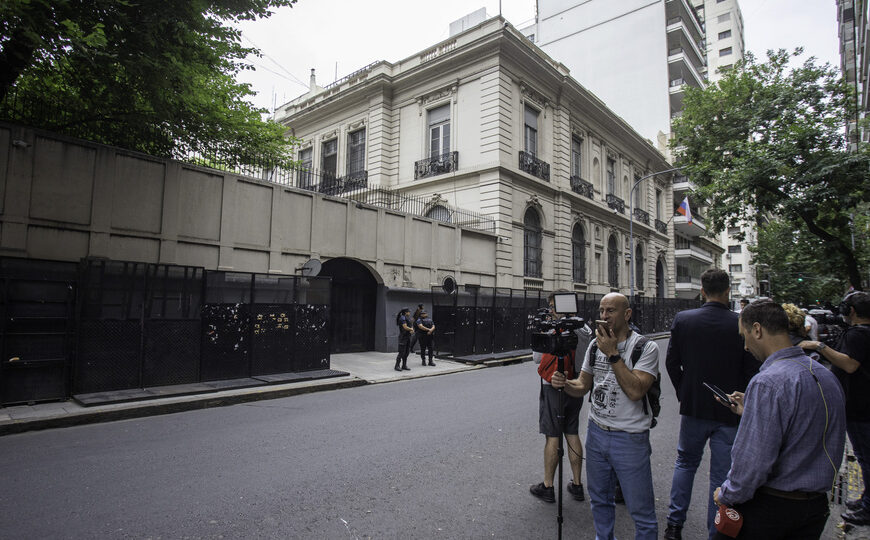 La embajada rusa cruzó al Gobierno por las acusaciones de Adorni sobre una supuesta célula de espías  | Categórica desmentida de la sede diplomática