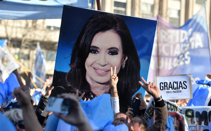 “Pueden encerrarme a mí, pero no van a poder encerrar al pueblo argentino” | Una multitud desbordó la Plaza de Mayo en apoyo a Cristina Kirchner