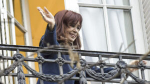Polémica por el balcón de Cristina: hasta cuándo…