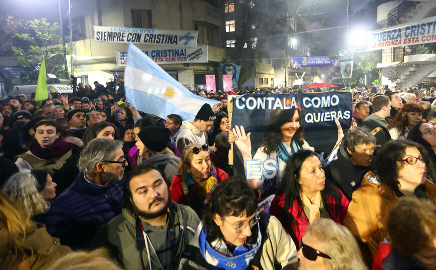 El banderazo frente al balcón de Cristina Kirchner | Fue convocado para las 17