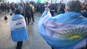Banderazo en Parque Lezama en apoyo de Cristina…