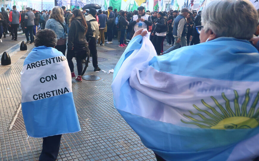 Banderazo en Parque Lezama en apoyo de Cristina | La expresidenta pidió que la manifestación sea allí y no frente a su departamento