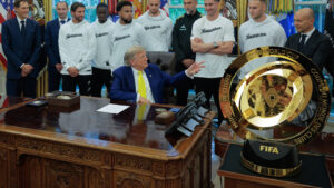 Trump, Irán y su gabinete improvisado de futbolistas…