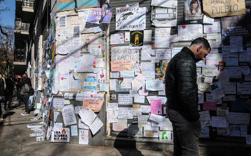 Una esquina que se convirtió en un altar popular al cielo abierto | Historias detrás de los carteles y ofrendas en el departamento de Cristina Kirchner