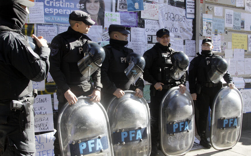 El plan del Gobierno para exiliar a Cristina | El operativo ilegal de la Federal y las provocaciones para aislar a la expresidenta