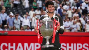 ATP de Queen’s: Alcaraz sufrió pero venció a…