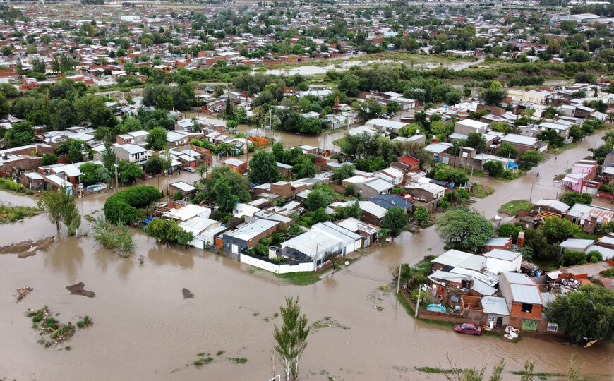 Cuando el agua baja, emerge la crueldad  | Javier Milei vetó la Ley de Emergencia para Bahía Blanca