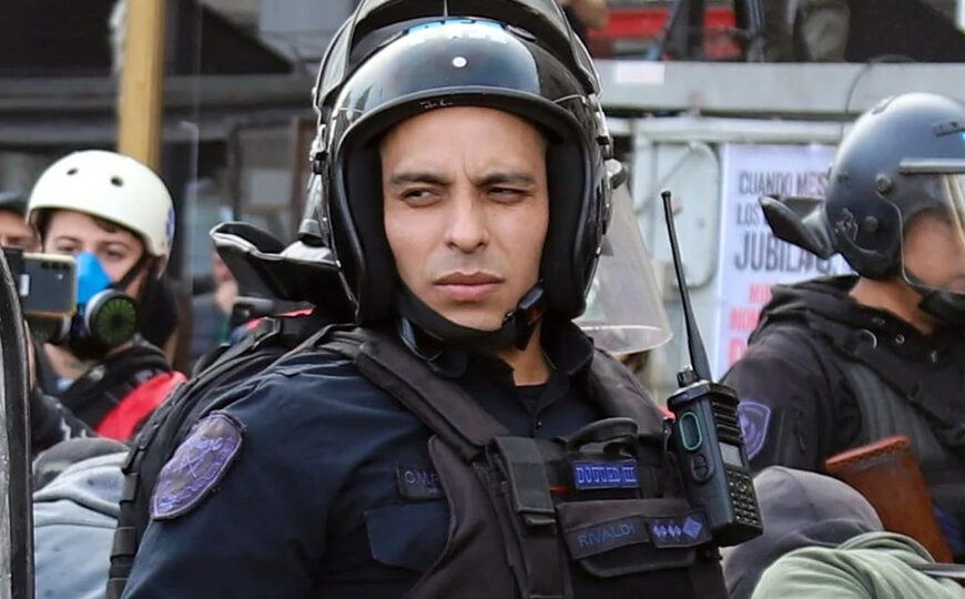 Las mil y una excusas del policía que gaseó a la nena de diez años para tratar de salir impune | Cristian Rivaldi le pidió a la Cámara Federal que lo sobresea