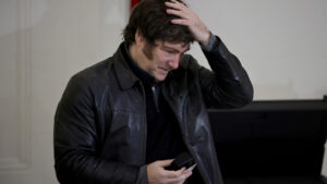 Javier Milei, con un ojo en las marchas…
