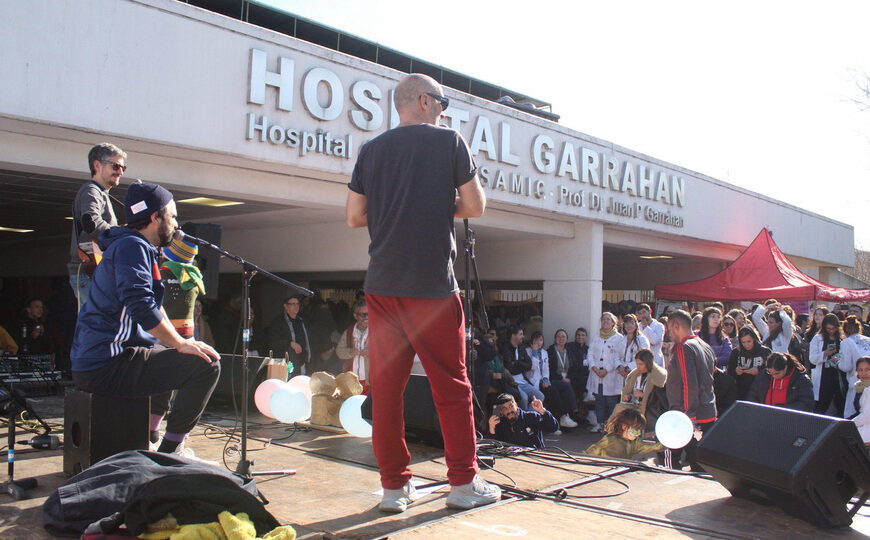 Los trabajadores del Garrahan realizaron un nuevo paro y el Gobierno redobló su ofensiva | Festival solidario en la puerta del hospital