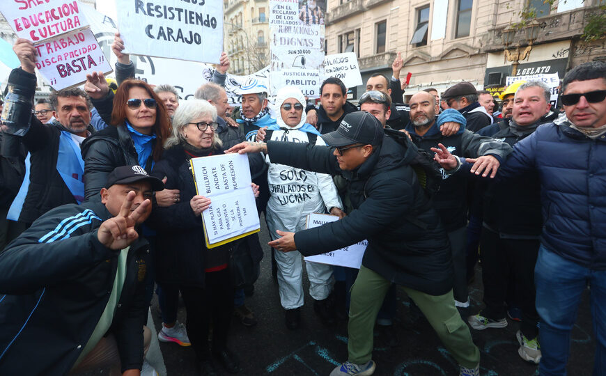 Gremios y jubilados contra el ajuste de Milei | Se movilizó una multisectorial de 150 organizaciones sociales y políticas