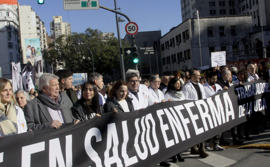 Un abrazo para salvar al Clínicas | El gobierno perjudica a los hospitales universitarios 