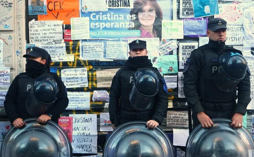 Los dueños del poder proscriben