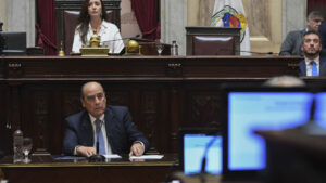 Tras su huída, Francos debe volver al Senado…