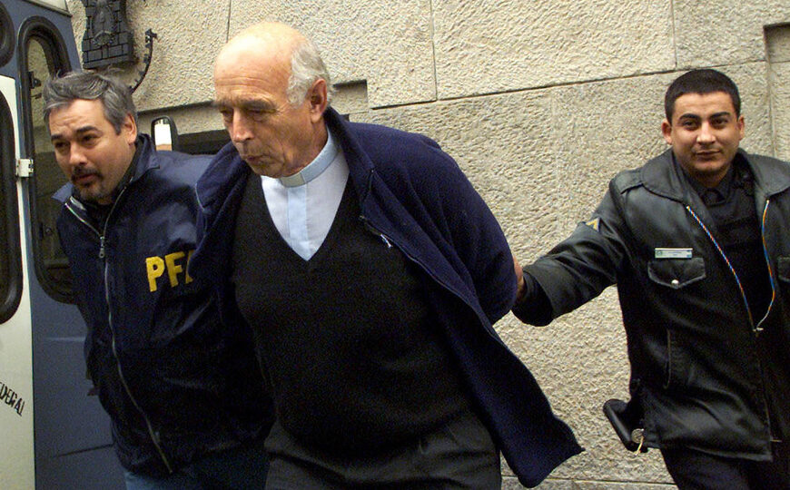 Von Wernich ahora dice que no quiere salir de la cárcel | El genocida desistió de las salidas para visitar a su hermano
