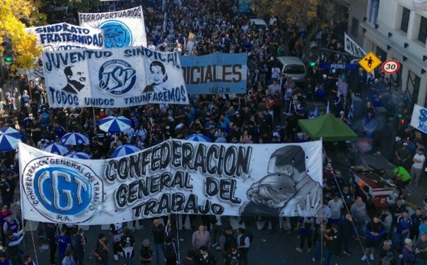 La CGT se debate entre la tibieza o la rebelión | El perfil dialoguista de los triunviros suma rechazos en la central obrera 