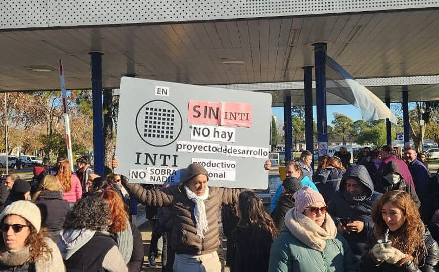 Desde las Pymes hasta la UIA reclaman por el INTI | Se hizo un abrazo simbólico en la sede de la Avenida General Paz