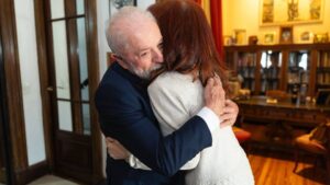 Un encuentro, un abrazo y un acto político…