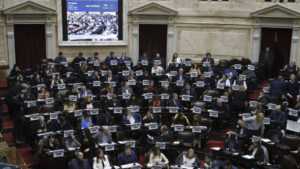 La oposición aprovecha la debilidad de Milei en…