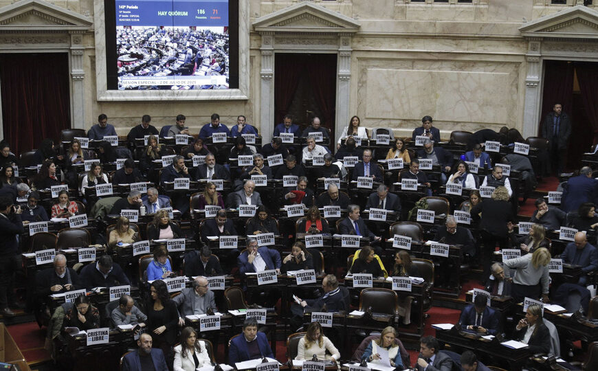 La oposición aprovecha la debilidad de Milei en el Congreso y arremete con los proyectos contra la motosierra | Se viene una semana clave en el Senado y en Diputados